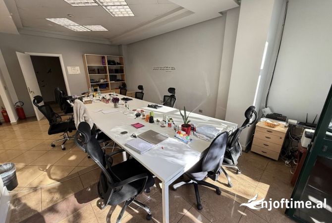 Ambient biznesi me qera 3+1 ne Tirane - 1,500 Euro