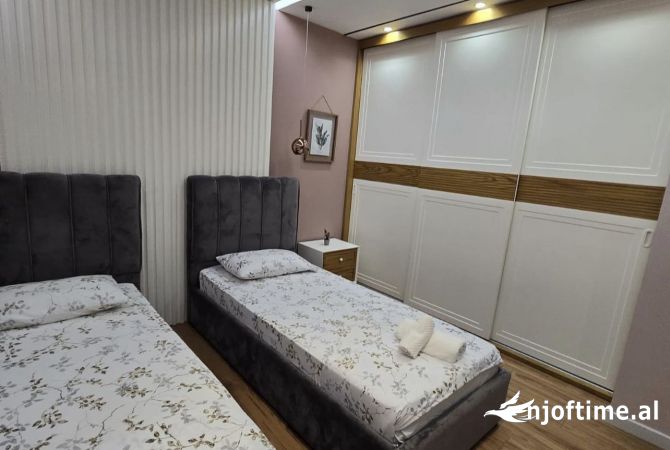 Shtepi me qera Apartament ne Tirane, 2+1, Mobilimi E mobiluar, Pagesa 900  Euro.