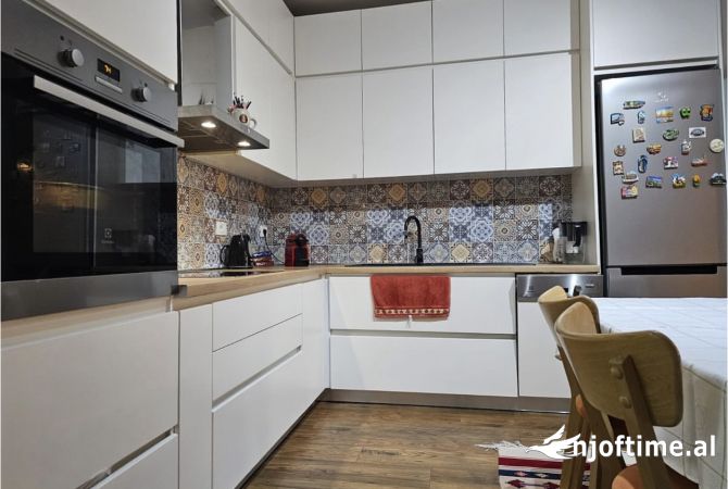 Shtepi ne shitje Apartament ne Tirane, 3+1, Mobilimi E mobiluar, Pagesa 350,000  Euro.