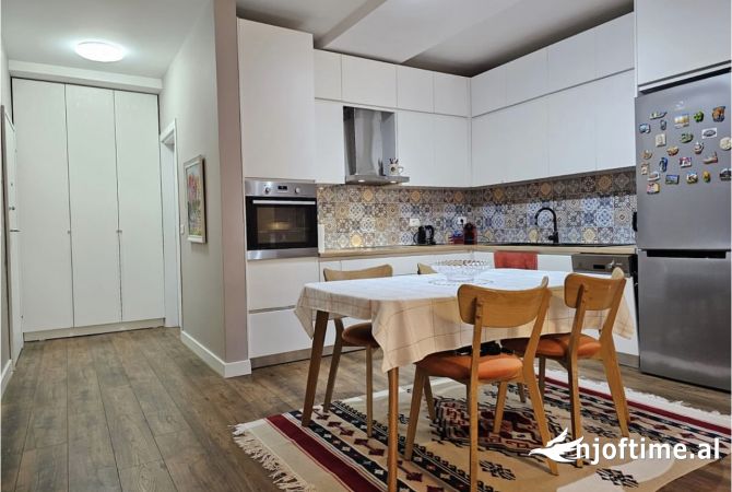 Shtepi ne shitje Apartament ne Tirane, 3+1, Mobilimi E mobiluar, Pagesa 350,000  Euro.