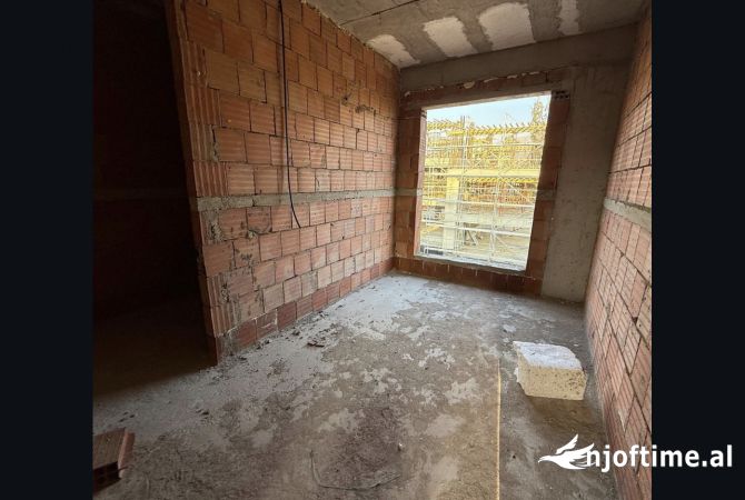 Shtepi ne shitje Duplex(shtepi me 2 kate) ne Tirane, 3+1, Mobilimi Bosh, pa mobiluar, Pagesa 370,000  Euro.