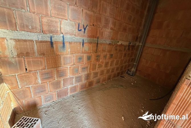 Shtepi ne shitje Duplex(shtepi me 2 kate) ne Tirane, 3+1, Mobilimi Bosh, pa mobiluar, Pagesa 370,000  Euro.