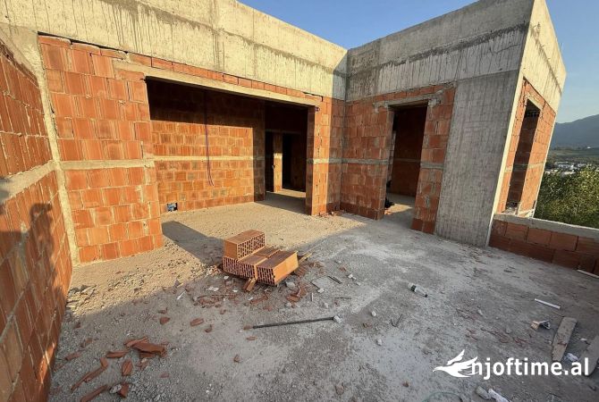 Shtepi ne shitje Duplex(shtepi me 2 kate) ne Tirane, 3+1, Mobilimi Bosh, pa mobiluar, Pagesa 370,000  Euro.