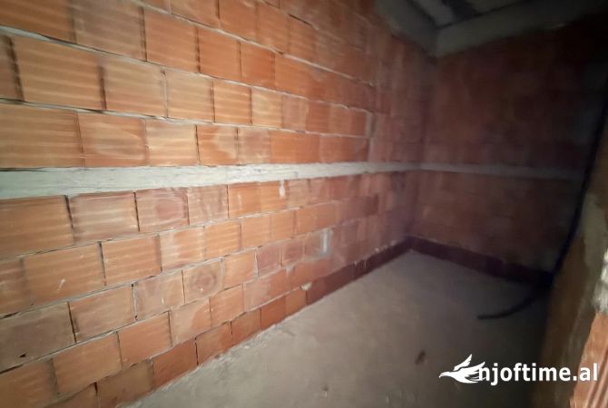Shtepi ne shitje Duplex(shtepi me 2 kate) ne Tirane, 3+1, Mobilimi Bosh, pa mobiluar, Pagesa 370,000  Euro.