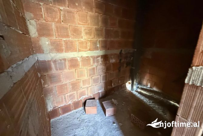 Shtepi ne shitje Duplex(shtepi me 2 kate) ne Tirane, 3+1, Mobilimi Bosh, pa mobiluar, Pagesa 370,000  Euro.