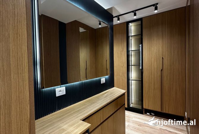 Shtepi me qera Apartament ne Tirane, 2+1, Mobilimi E mobiluar, Pagesa 1,000  Euro.