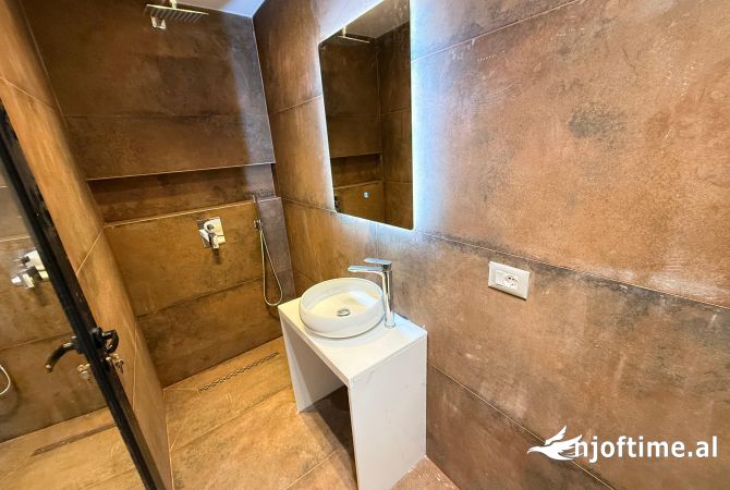 Shtepi ne shitje Apartament ne Tirane, 3+1, Mobilimi E mobiluar, Pagesa 198,000  Euro.