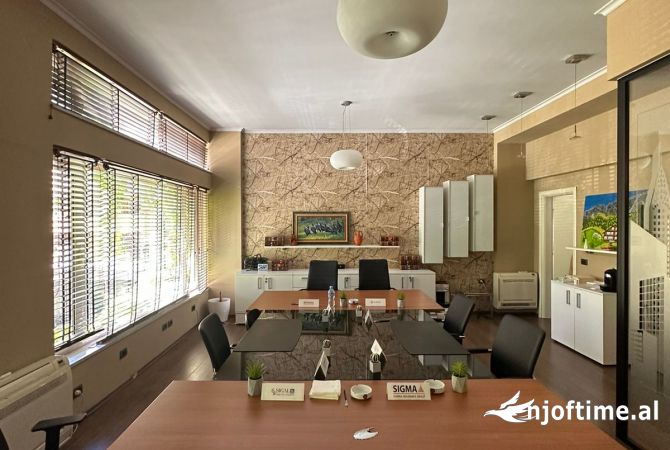 Ambient biznesi me qera 3+1 ne Tirane - 1,500 Euro