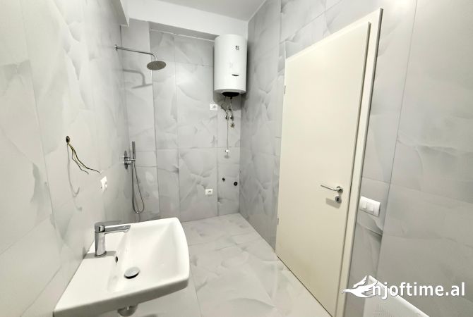 Shtepi ne shitje Apartament ne Tirane, 1+1, Mobilimi Bosh, pa mobiluar, Pagesa 85,000  Euro.