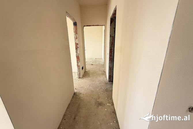 Shtepi ne shitje Apartament ne Tirane, 2+1, Mobilimi Bosh, pa mobiluar, Pagesa 138,180  Euro.