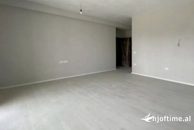 Shtepi me qera Apartament ne Tirane, 2+1, Mobilimi Pjeserisht e mobiluar, Pagesa 490  Euro.