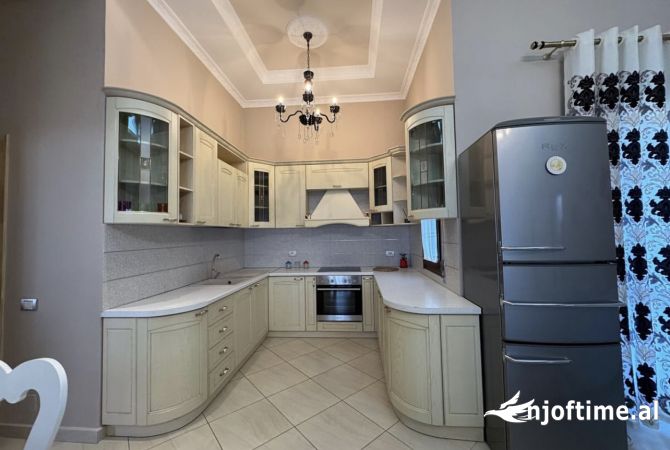 Shtepi me qera Apartament ne Tirane, 2+1, Mobilimi E mobiluar, Pagesa 800  Euro.