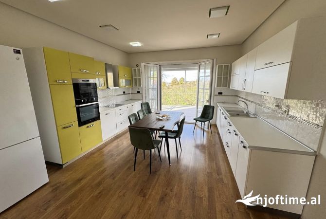 Shtepi me qera Vila Luksoze ne Tirane, 3+1, Mobilimi E mobiluar, Pagesa 2,000  Euro.