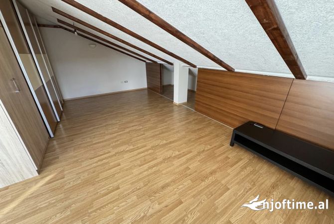 Shtepi me qera Vila Luksoze ne Tirane, 3+1, Mobilimi E mobiluar, Pagesa 2,000  Euro.