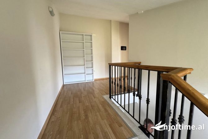 Shtepi me qera Vila Luksoze ne Tirane, 3+1, Mobilimi E mobiluar, Pagesa 2,000  Euro.