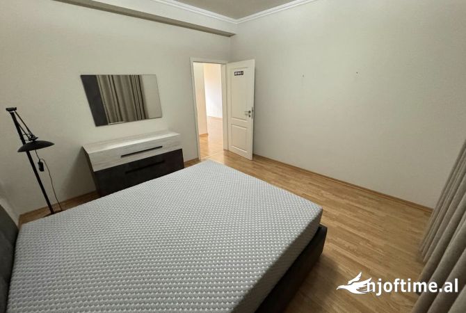 Shtepi me qera Vila Luksoze ne Tirane, 3+1, Mobilimi E mobiluar, Pagesa 2,000  Euro.