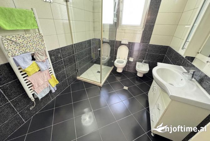 Shtepi me qera Vila Luksoze ne Tirane, 3+1, Mobilimi E mobiluar, Pagesa 2,000  Euro.