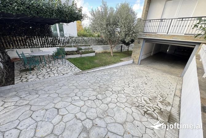 Shtepi me qera Vila Luksoze ne Tirane, 3+1, Mobilimi E mobiluar, Pagesa 2,000  Euro.