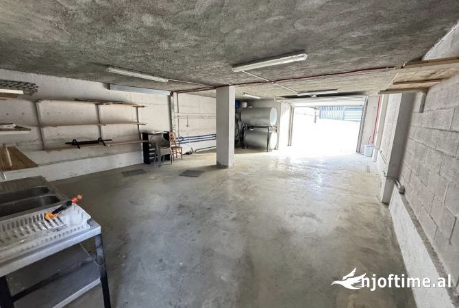 Shtepi me qera Vila Luksoze ne Tirane, 3+1, Mobilimi E mobiluar, Pagesa 2,000  Euro.