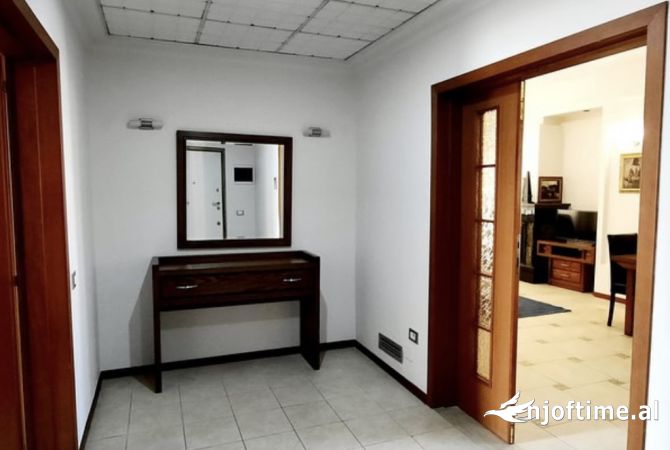 Shtepi me qera Apartament ne Tirane, 2+1, Mobilimi E mobiluar, Pagesa 1,800  Euro.