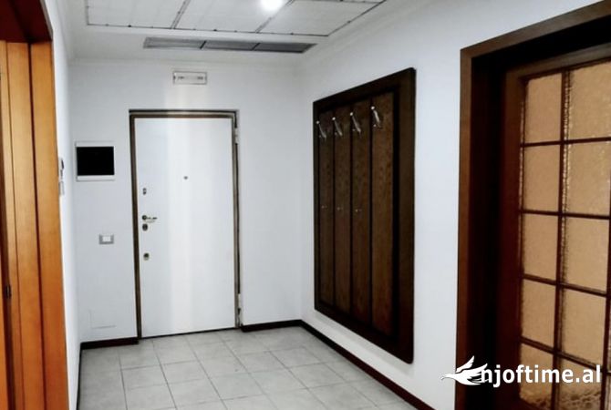 Shtepi me qera Apartament ne Tirane, 2+1, Mobilimi E mobiluar, Pagesa 1,800  Euro.