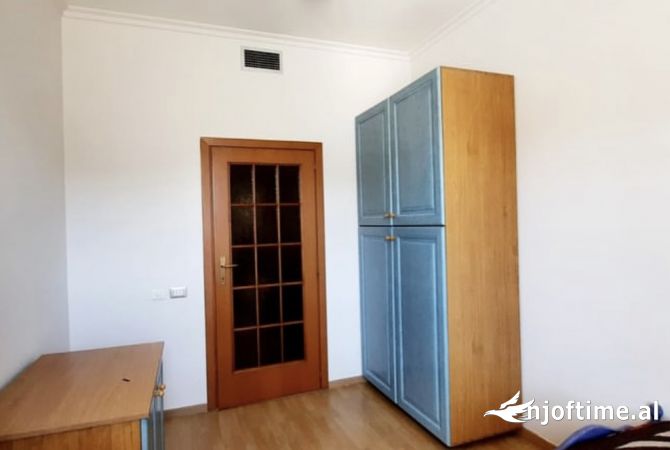 Shtepi me qera Apartament ne Tirane, 2+1, Mobilimi E mobiluar, Pagesa 1,800  Euro.