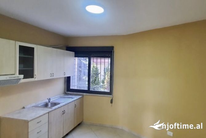 Ambient biznesi me qera 3+1 ne Tirane - 1,500 Euro