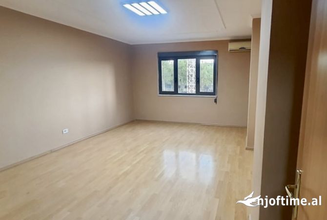 📣 QERA Ambient Biznesi 4+1+2 📍 Prane Qendres 🛣️ Rruga e "Kavajes" ✨ 