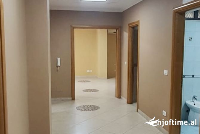 📣 QERA Ambient Biznesi 4+1+2 📍 Prane Qendres 🛣️ Rruga e "Kavajes" ✨ 