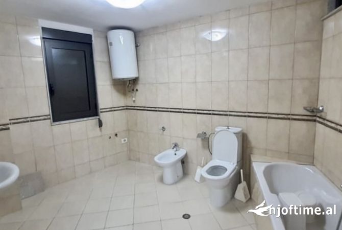 📣 QERA Ambient Biznesi 4+1+2 📍 Prane Qendres 🛣️ Rruga e "Kavajes" ✨ 