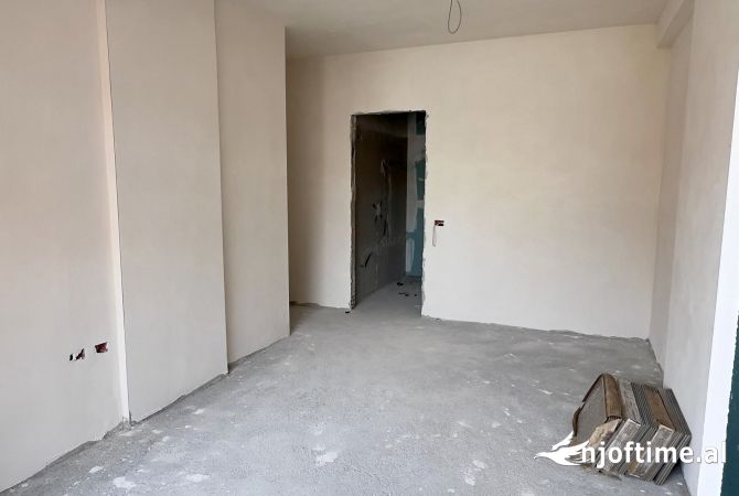 Shtepi ne shitje Apartament ne Tirane, 2+1, Mobilimi Bosh, pa mobiluar, Pagesa 160,000  Euro.
