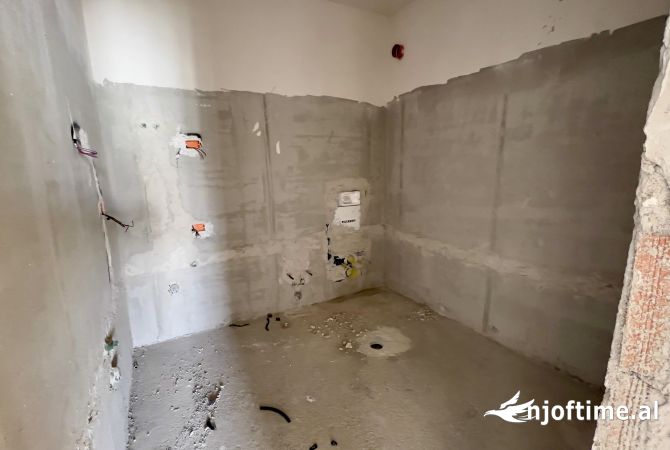 Shtepi ne shitje Apartament ne Tirane, 2+1, Mobilimi Bosh, pa mobiluar, Pagesa 160,000  Euro.