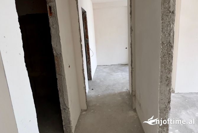 Shtepi ne shitje Apartament ne Tirane, 2+1, Mobilimi Bosh, pa mobiluar, Pagesa 160,000  Euro.