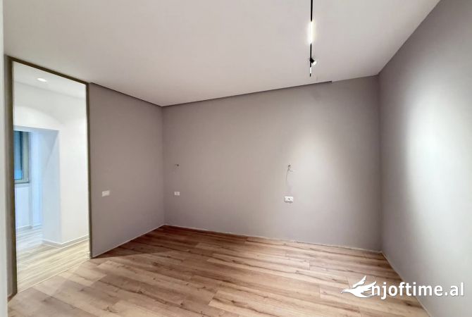 Ambient biznesi me qera 3+1 ne Tirane - 80,000 Leke