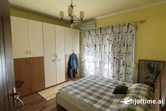 Shtepi ne shitje Apartament ne Tirane, 3+1, Mobilimi E mobiluar, Pagesa 245,000  Euro.