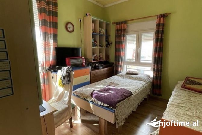 Shtepi ne shitje Apartament ne Tirane, 3+1, Mobilimi E mobiluar, Pagesa 245,000  Euro.