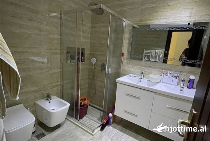 Shtepi ne shitje Apartament ne Tirane, 3+1, Mobilimi E mobiluar, Pagesa 245,000  Euro.