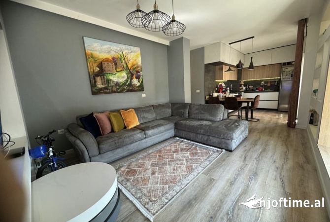 Shtepi ne shitje Apartament ne Tirane, 2+1, Mobilimi E mobiluar, Pagesa 206,000  Euro.