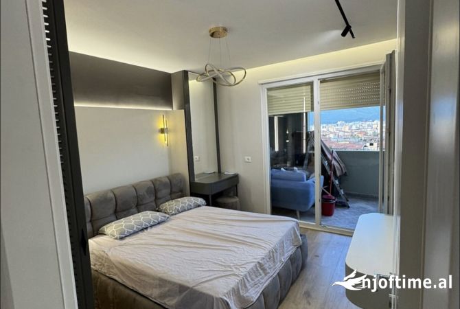 Shtepi ne shitje Apartament ne Tirane, 1+1, Mobilimi E mobiluar, Pagesa 160,000  Euro.