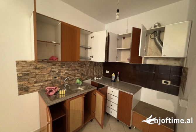 Shtepi me qera Apartament ne Tirane, 1+1, Mobilimi E mobiluar, Pagesa 35,000  Leke.
