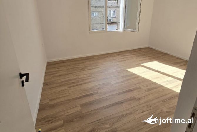 Shtepi ne shitje Apartament ne Tirane, 2+1, Mobilimi Bosh, pa mobiluar, Pagesa 129,000  Euro.
