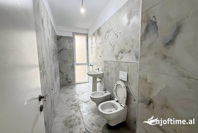 Shtepi me qera Apartament ne Tirane, 2+1, Mobilimi Bosh, pa mobiluar, Pagesa 700  Euro.
