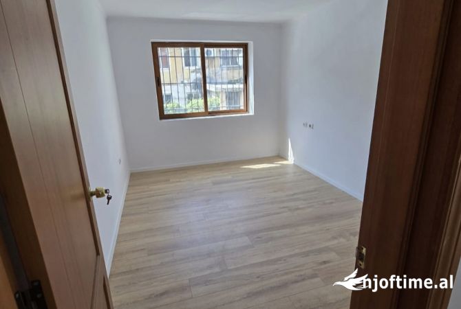 Shtepi ne shitje Apartament ne Tirane, 2+1, Mobilimi Bosh, pa mobiluar, Pagesa 138,000  Euro.