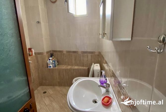 Shtepi me qera Apartament ne Tirane, 2+1, Mobilimi E mobiluar, Pagesa 600  Euro.