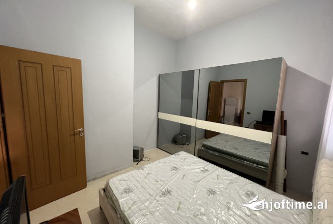 Shtepi me qera Apartament ne Tirane, 1+1, Mobilimi Pjeserisht e mobiluar, Pagesa 35,000  Leke.