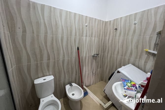 Shtepi me qera Apartament ne Tirane, 1+1, Mobilimi Pjeserisht e mobiluar, Pagesa 35,000  Leke.