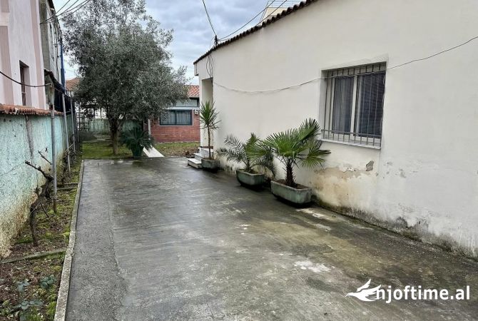 Shtepi ne shitje Shtepi Private ne Tirane, 3+1, Mobilimi E mobiluar, Pagesa 650,000  Euro.