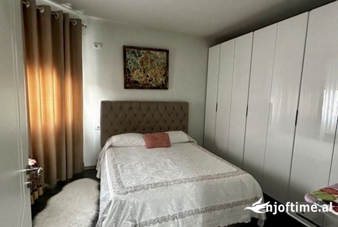 Shtepi ne shitje Apartament ne Tirane, 3+1, Mobilimi E mobiluar, Pagesa 170,000  Euro.