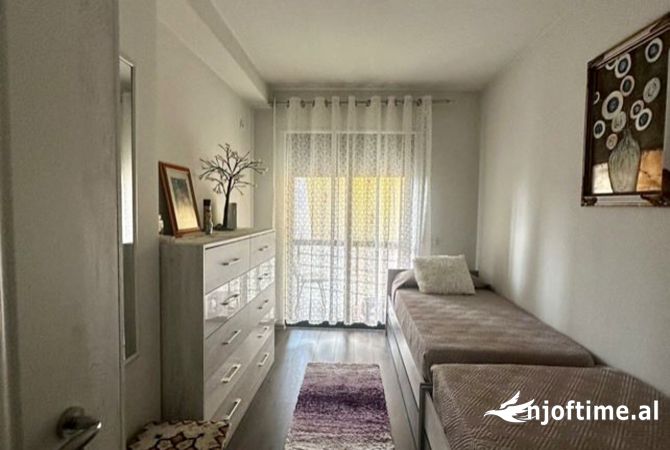Shtepi ne shitje Apartament ne Tirane, 3+1, Mobilimi E mobiluar, Pagesa 170,000  Euro.