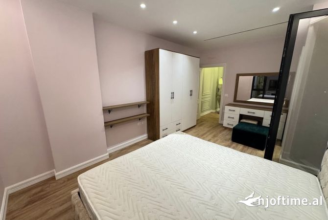 Shtepi me qera Apartament ne Tirane, 3+1, Mobilimi E mobiluar, Pagesa 1,000  Euro.